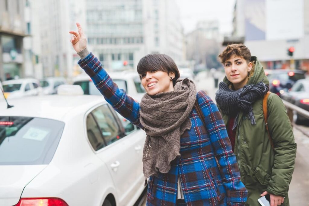 femmes qui appellent un taxi